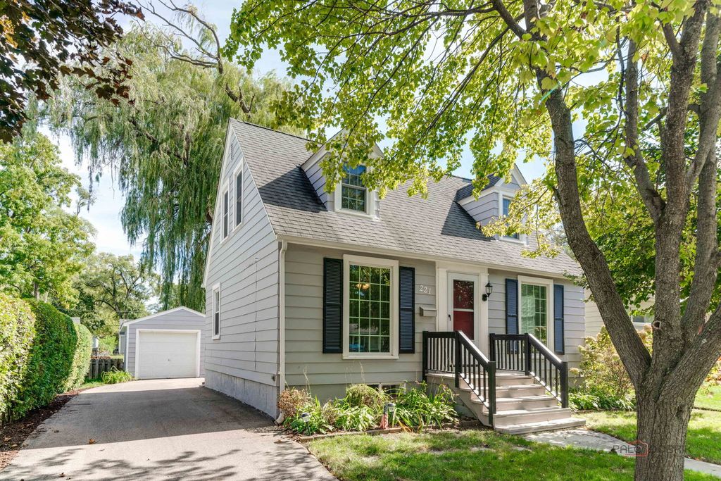 221 N Prairie Avenue, Mundelein, IL 60060 — exterior