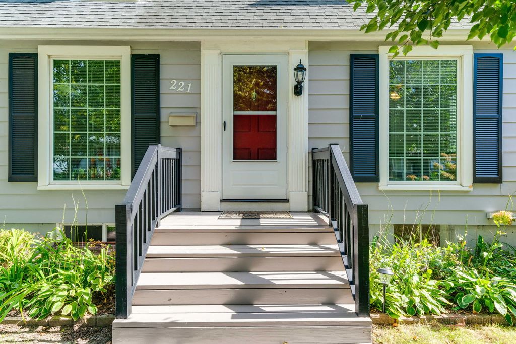 221 N Prairie Avenue, Mundelein, IL 60060 — photo 2