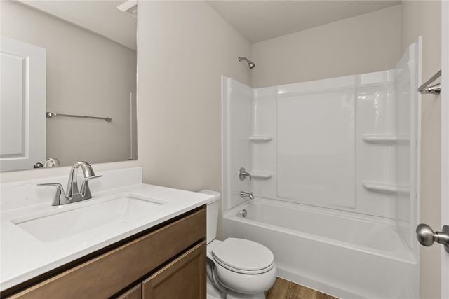 4315 Grover Woods Lane, Des Moines, IA 50317