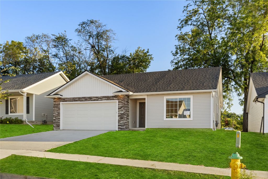 4315 Grover Woods Lane, Des Moines, IA 50317