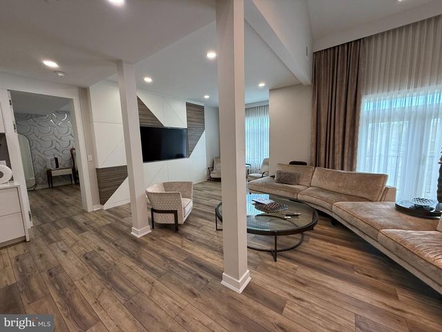 572 CARSON TER, Huntingdon Valley, PA 19006