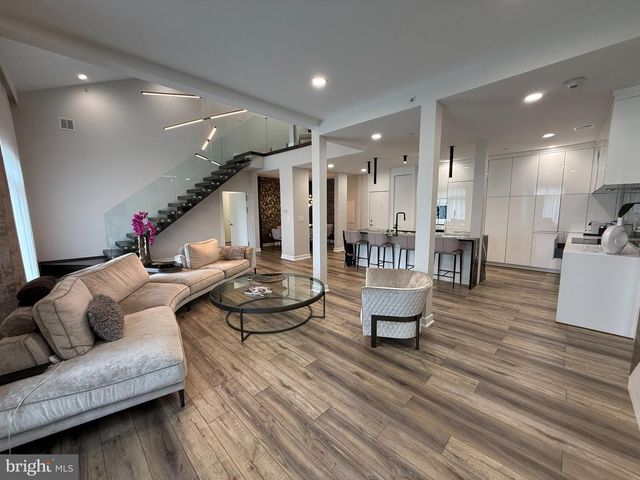 572 CARSON TER, Huntingdon Valley, PA 19006