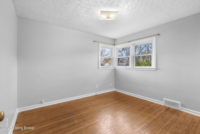 30 Narwood Dr, Louisville, KY 40299