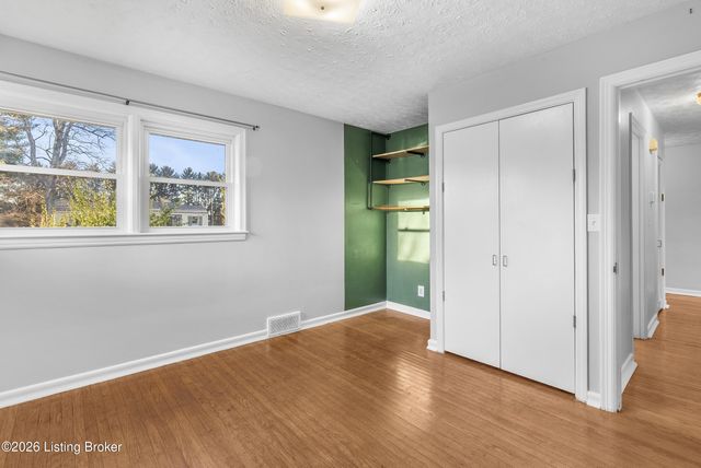 30 Narwood Dr, Louisville, KY 40299