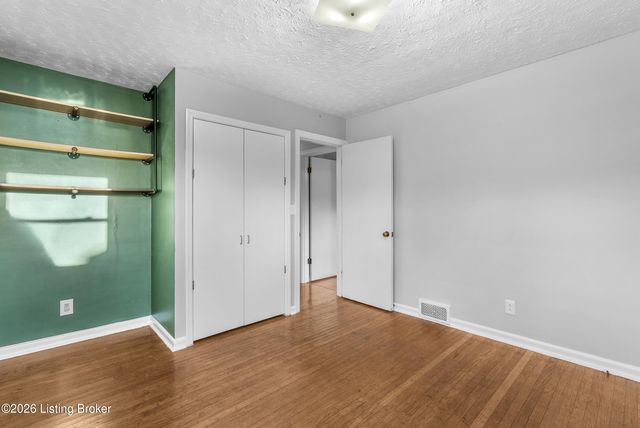 30 Narwood Dr, Louisville, KY 40299