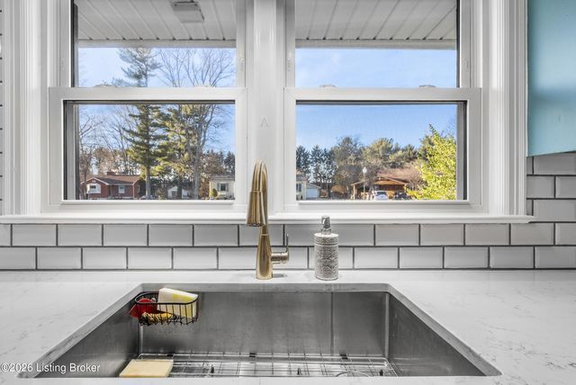 30 Narwood Dr, Louisville, KY 40299