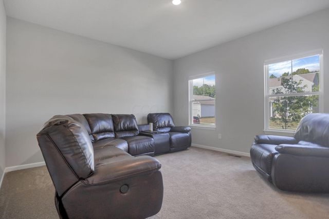 611 Timber Valley Drive, Pataskala, OH 43062