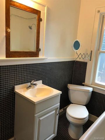 1052 Beaconsfield Ave., Grosse Pointe Park, MI 48230