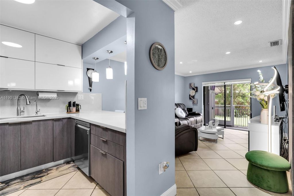 8425 NW 8th St 109, Miami, FL 33126