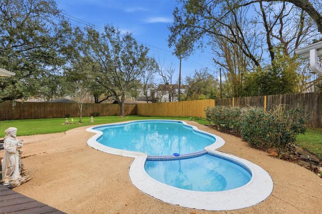 9323 Braes Bayou Drive, Houston, TX 77074