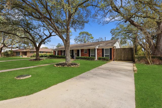 9323 Braes Bayou Drive, Houston, TX 77074