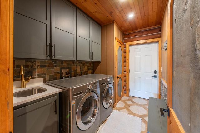 2717 N Beaumont AVENUE, Waterford, WI 53185