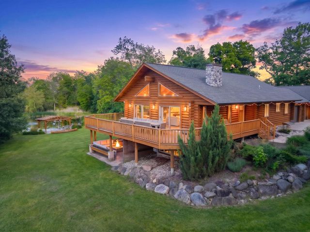 2717 N Beaumont AVENUE, Waterford, WI 53185