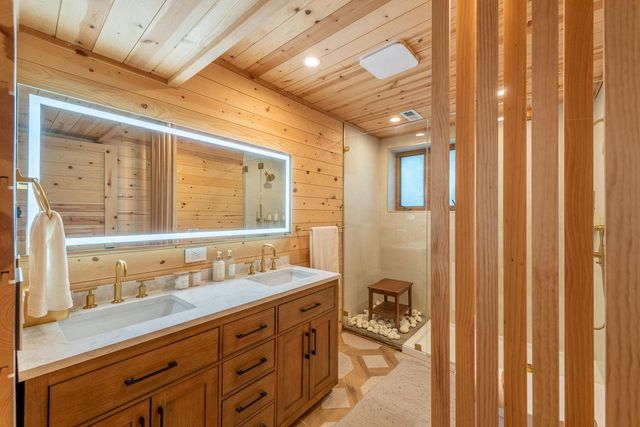 2717 N Beaumont AVENUE, Waterford, WI 53185