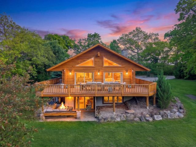 2717 N Beaumont AVENUE, Waterford, WI 53185