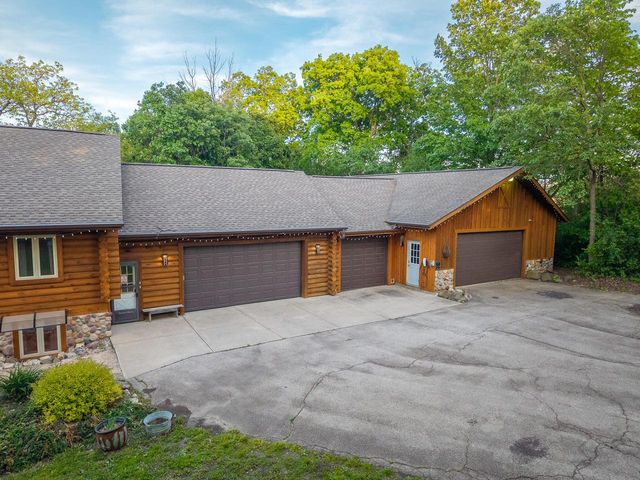 2717 N Beaumont AVENUE, Waterford, WI 53185