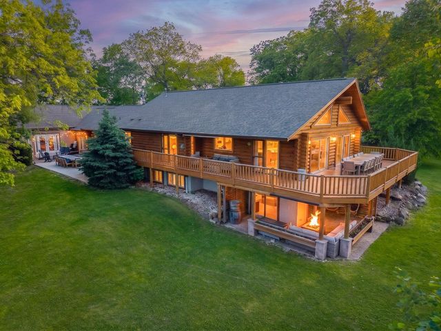2717 N Beaumont AVENUE, Waterford, WI 53185