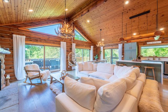 2717 N Beaumont AVENUE, Waterford, WI 53185