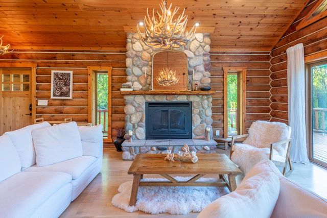 2717 N Beaumont AVENUE, Waterford, WI 53185
