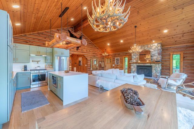 2717 N Beaumont AVENUE, Waterford, WI 53185
