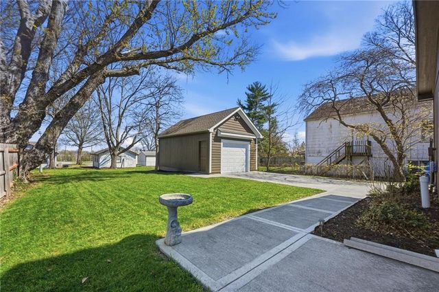 208 NW 16th Street, Blue Springs, MO 64015