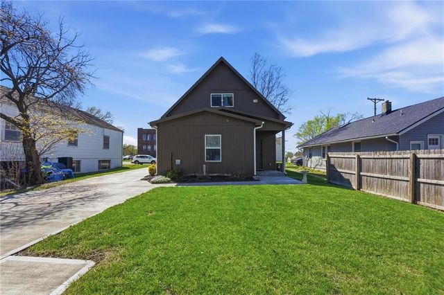 208 NW 16th Street, Blue Springs, MO 64015