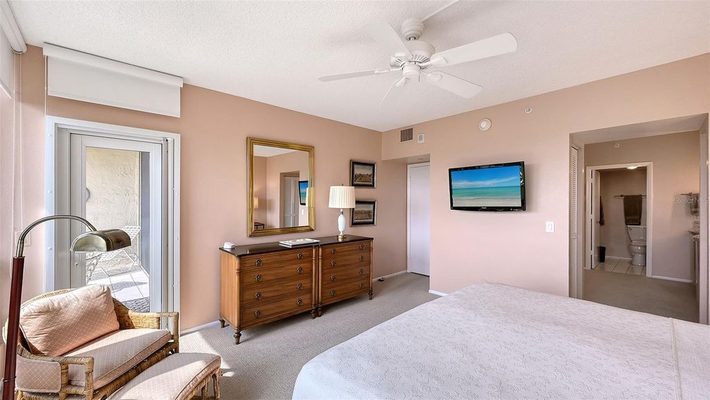 Image 14 of property listing at 1085 GULF OF MEXICO DRIVE 404, Longboat Key, FL 34228