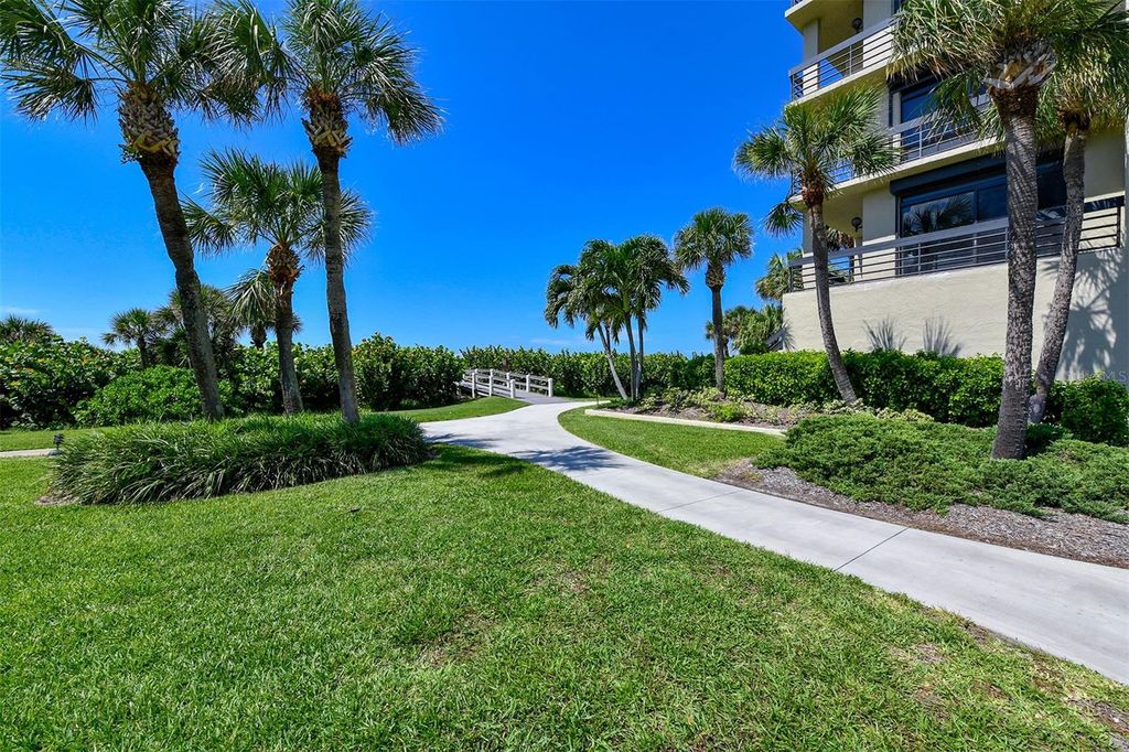Image 37 of property listing at 1085 GULF OF MEXICO DRIVE 404, Longboat Key, FL 34228
