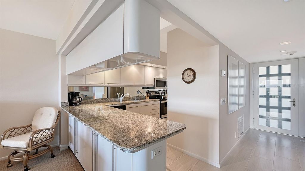 Image 8 of property listing at 1085 GULF OF MEXICO DRIVE 404, Longboat Key, FL 34228