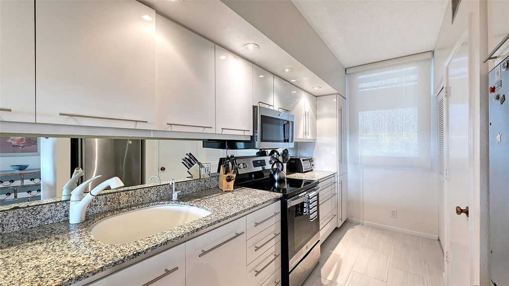 Image 9 of property listing at 1085 GULF OF MEXICO DRIVE 404, Longboat Key, FL 34228