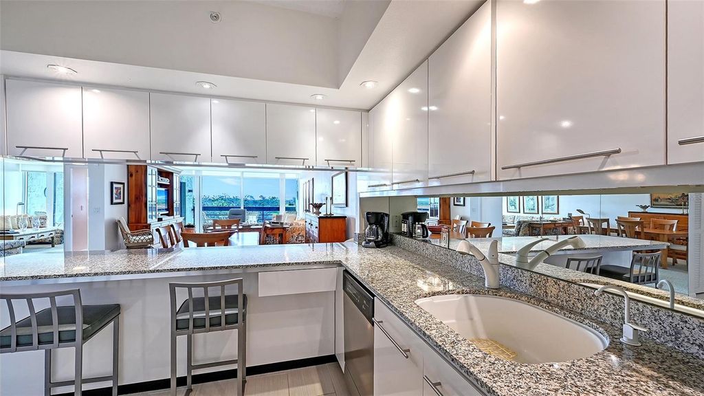 Image 10 of property listing at 1085 GULF OF MEXICO DRIVE 404, Longboat Key, FL 34228