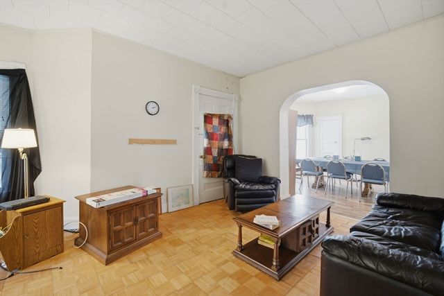 340 Oak St, Springfield, MA 01151