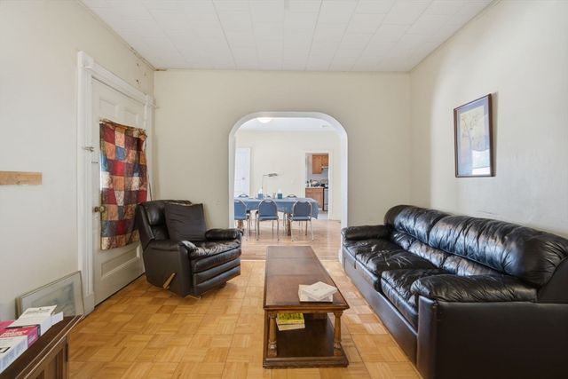 340 Oak St, Springfield, MA 01151