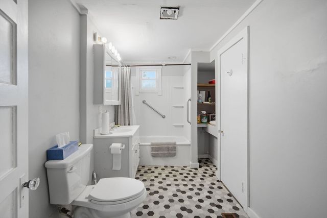 340 Oak St, Springfield, MA 01151