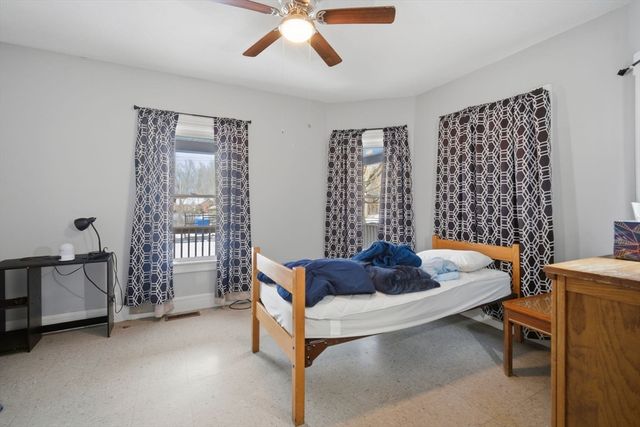 340 Oak St, Springfield, MA 01151