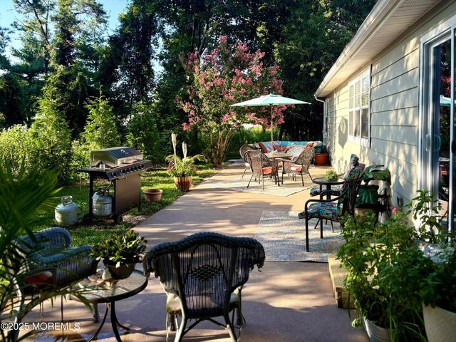 16 Zapata Court, Toms River, NJ 08757