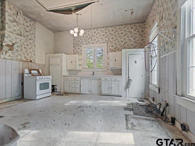 529 E FM 323, Palestine, TX 75801