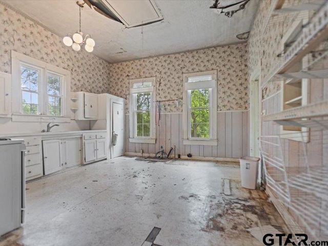 529 E FM 323, Palestine, TX 75801