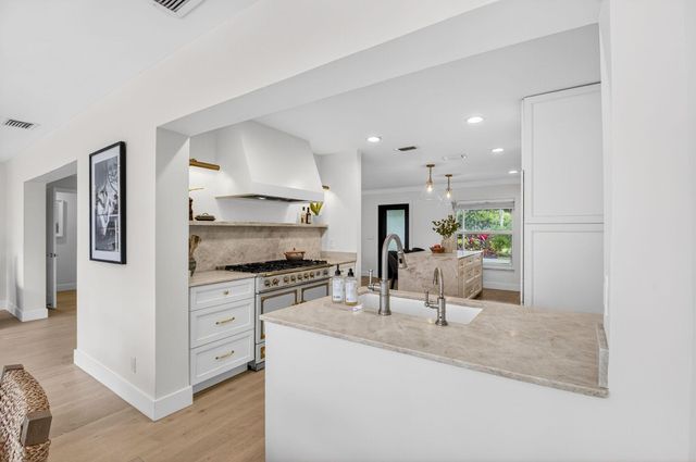 525 Sunset Road, Boynton Beach, FL 33435