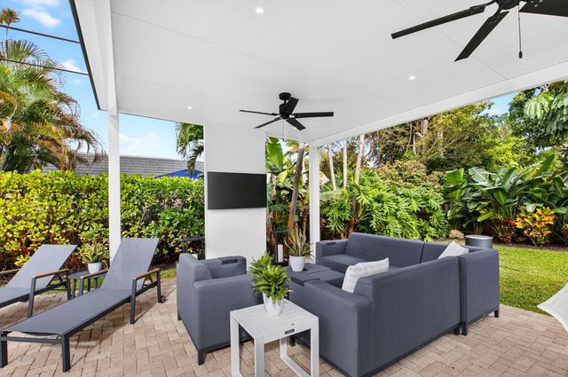 525 Sunset Road, Boynton Beach, FL 33435