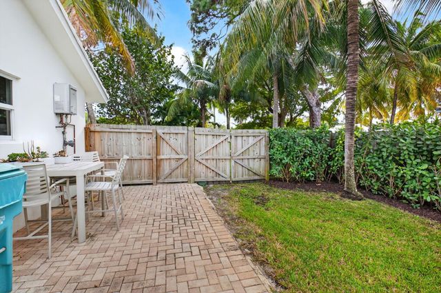 525 Sunset Road, Boynton Beach, FL 33435