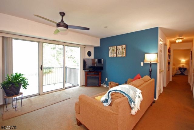 8 Henley Dr, Franklin Twp., NJ 08873