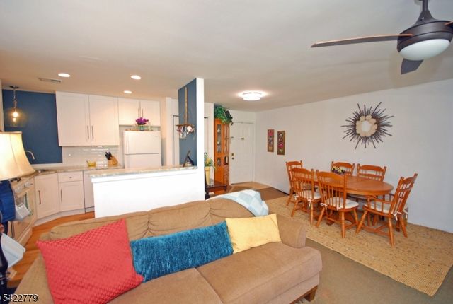 8 Henley Dr, Franklin Twp., NJ 08873