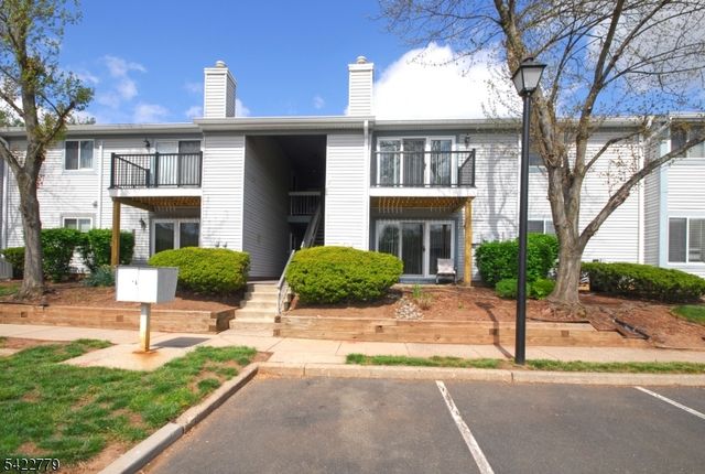 8 Henley Dr, Franklin Twp., NJ 08873