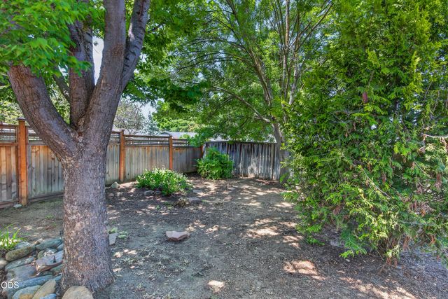 502 S B Street, Phoenix, OR 97535