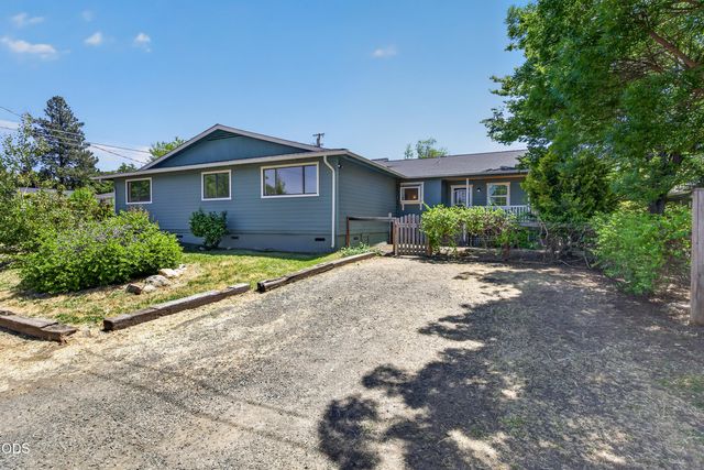 502 S B Street, Phoenix, OR 97535