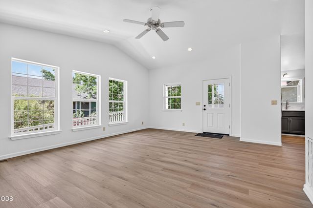 502 S B Street, Phoenix, OR 97535