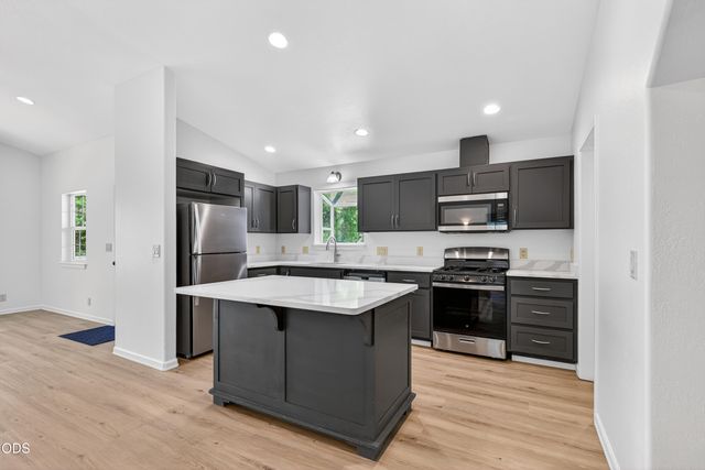 502 S B Street, Phoenix, OR 97535