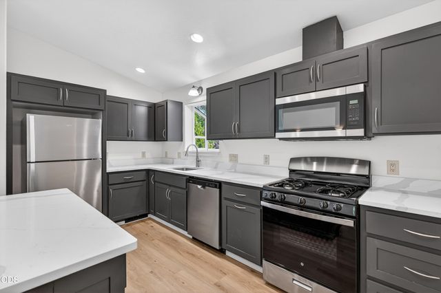 502 S B Street, Phoenix, OR 97535