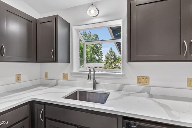 502 S B Street, Phoenix, OR 97535